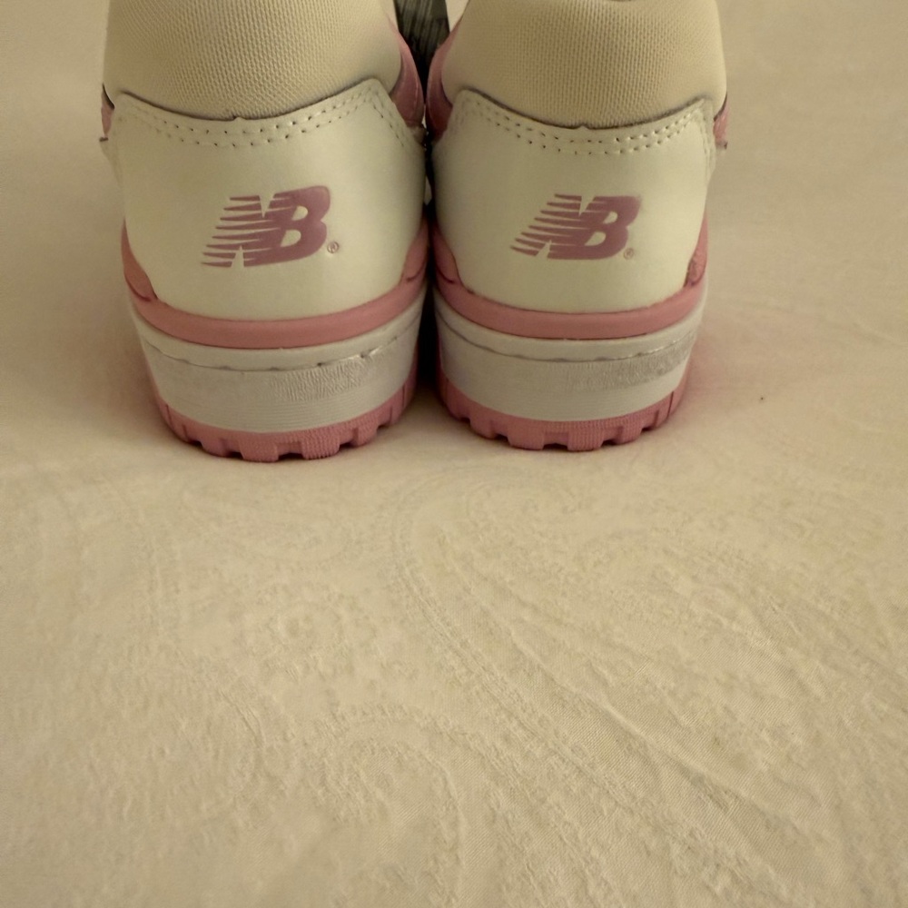 New Balance Women's White and Pink Sneakers! BRAND NEW W BOX - Picture 3 of 6